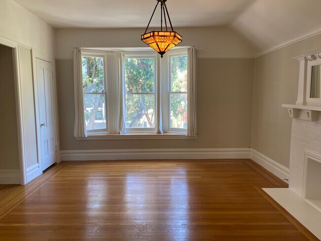 Foto del edificio - 225 Roosevelt Way