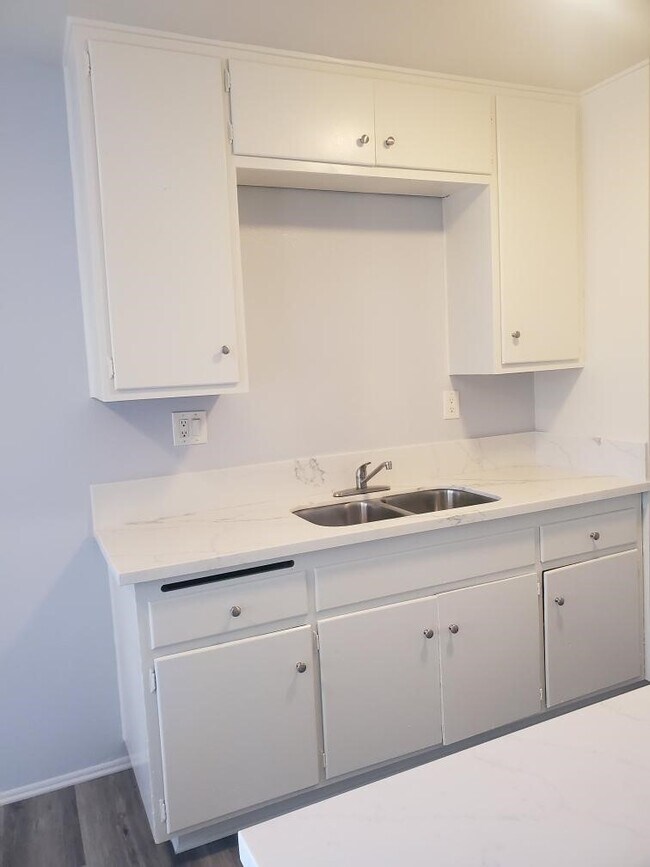 Brand new white countertops - 4019 46th St
