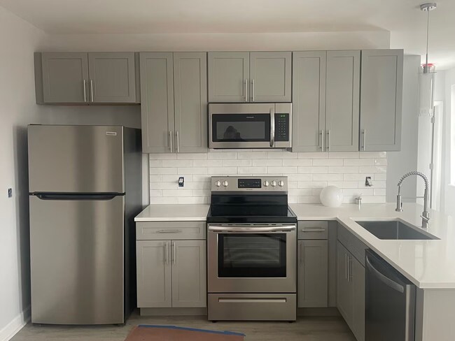 Cocina con electrodomésticos de acero inoxidable - 216 Findlay St