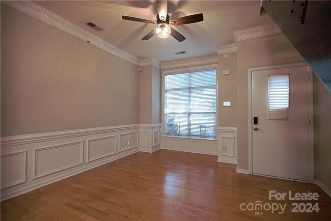 Building Photo - 2125 Southend Dr