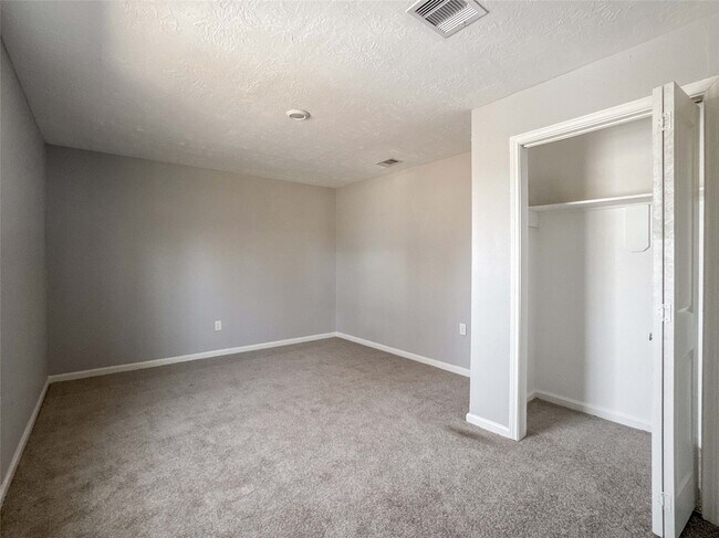 Foto del edificio - 7703 McHenry St