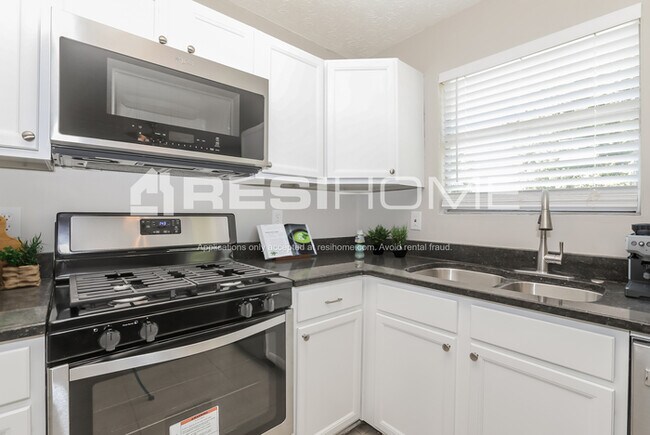 Building Photo - 3060 Laurengate Dr