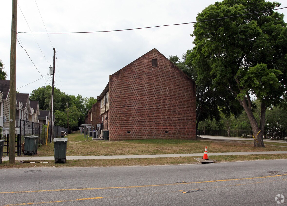 Building Photo - 273 Huger St