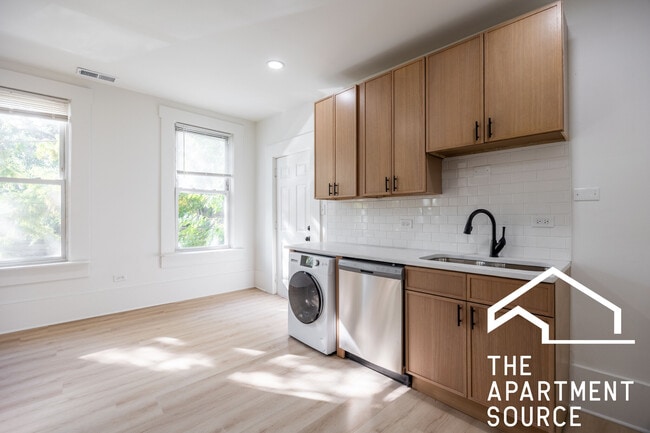 Photo - 2301 N Leavitt St Apartment