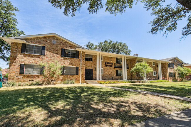 Building Photo - Carriage House