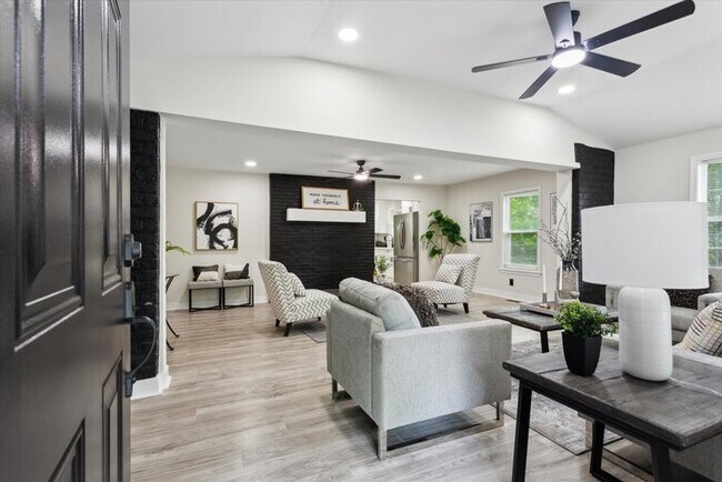 Foto del edificio - 3885 Strawberry Plains Rd