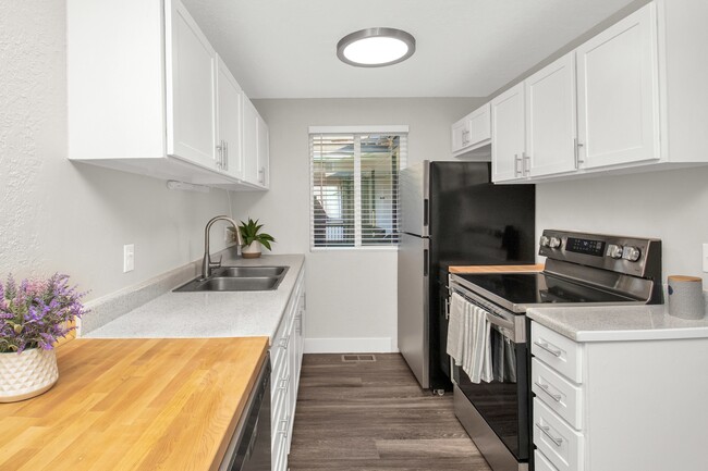 Kitchen - Emerson Apartment Homes