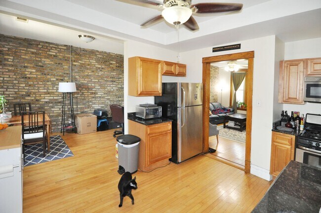 Foto del edificio - Sunny Large 1 Bedroom with Separate Living and Dining Rooms. Outdoor Space. Free Internet