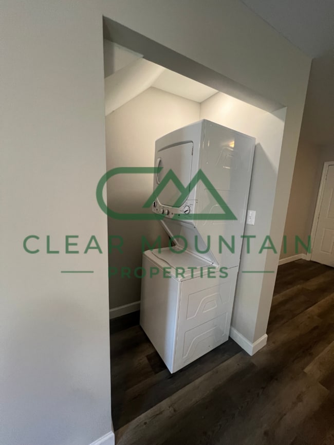 Building Photo - Updated 2BR 1BA Townhome in downtown Greer!