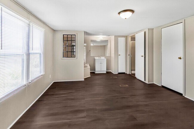 Foto del edificio - 534 SE 650th Rd