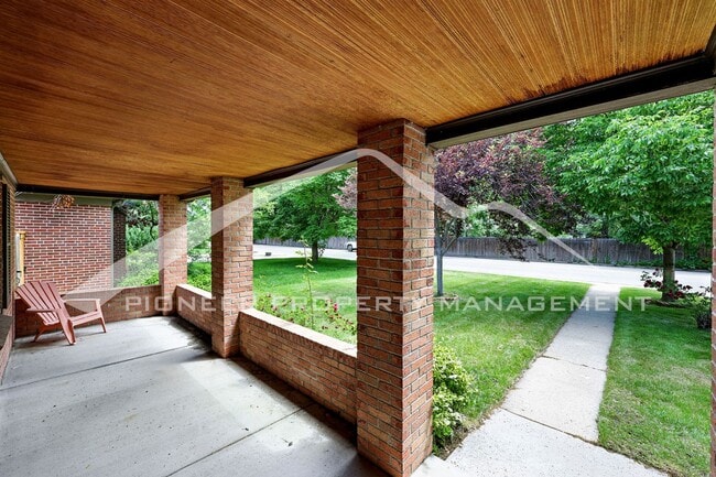 Building Photo - Charming Home with Washer/Dryer and Fenced...