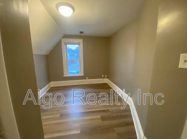 Building Photo - 2211 Queen Ave N