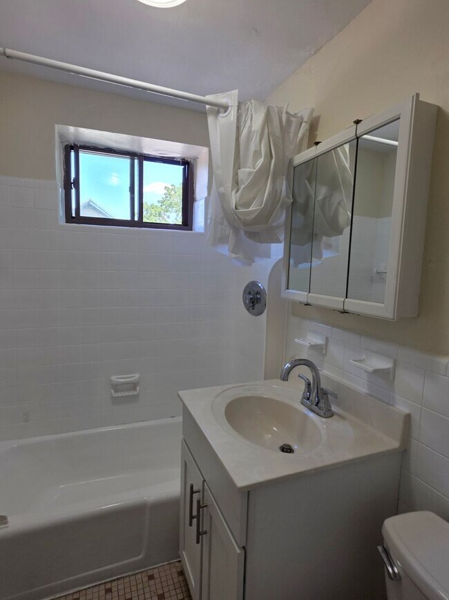 Foto del edificio - No Brokers Fee, Heat, Hot Water Included, New Floors, As Unit in the Livingroom, Laundry is on a ...