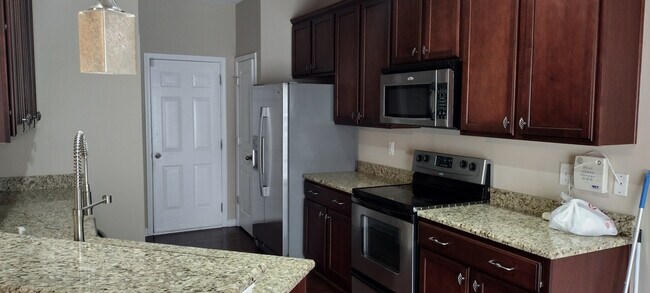 Foto del edificio - Room in Townhome on Keystone Park Dr
