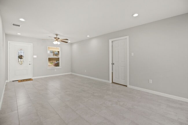 Foto del edificio - 5123 Ridgeway Dr