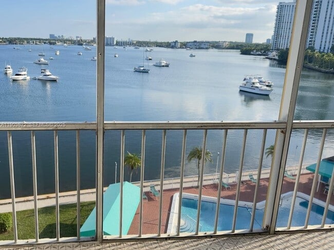 Building Photo - 2910 Point E Dr