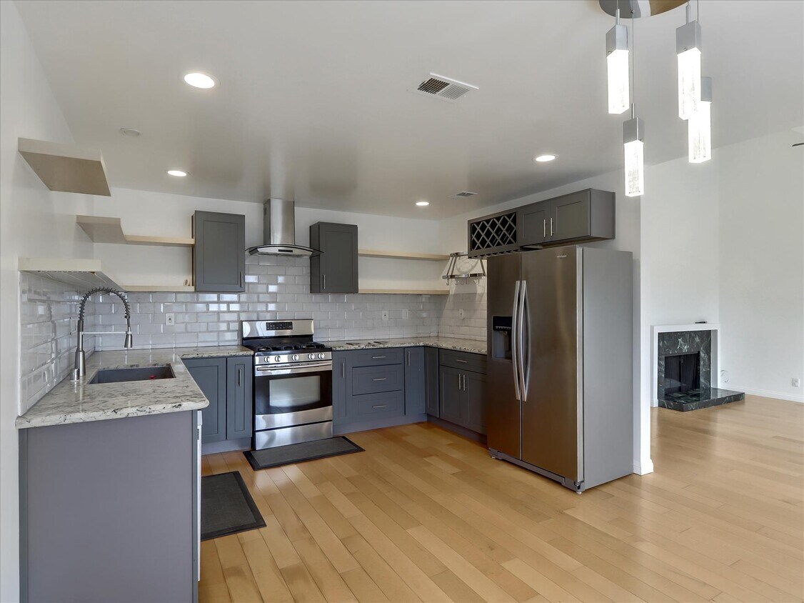Foto principal - 24606 Polaris Dr