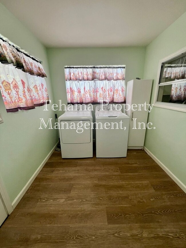 Building Photo - 2 bed 2 bathroom home in the El Camino/Gerber Area Available Unfurnished or Furnished