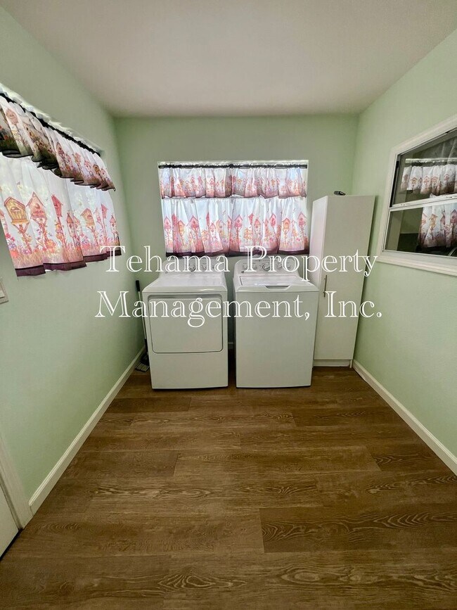Foto del edificio - 2 bed 2 bathroom home in the El Camino/Gerber Area Available Unfurnished or Furnished