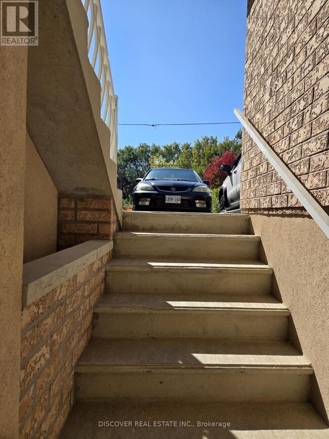 Building Photo - 963 Hampton Crescent