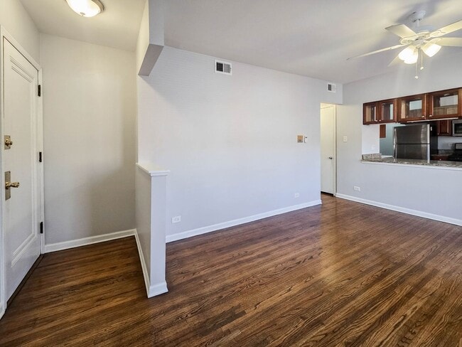 Building Photo - 3711 N Kenmore Ave