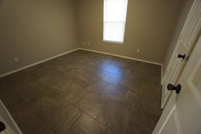 Building Photo - 2 bed, 1 bath Duplex