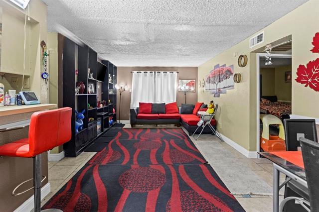 Foto principal - 8110 Skillman St