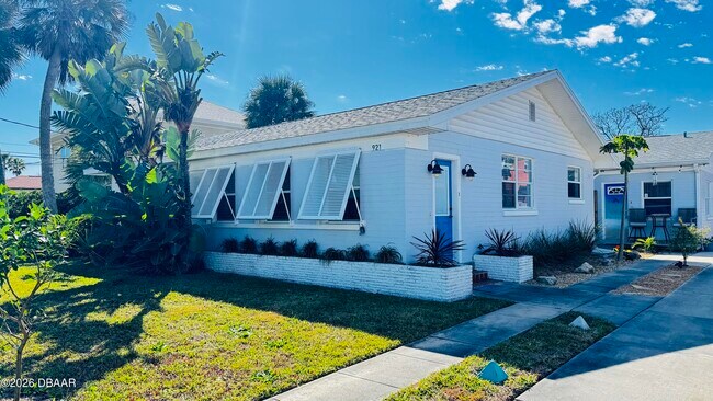 Building Photo - 921 N Wild Olive Ave