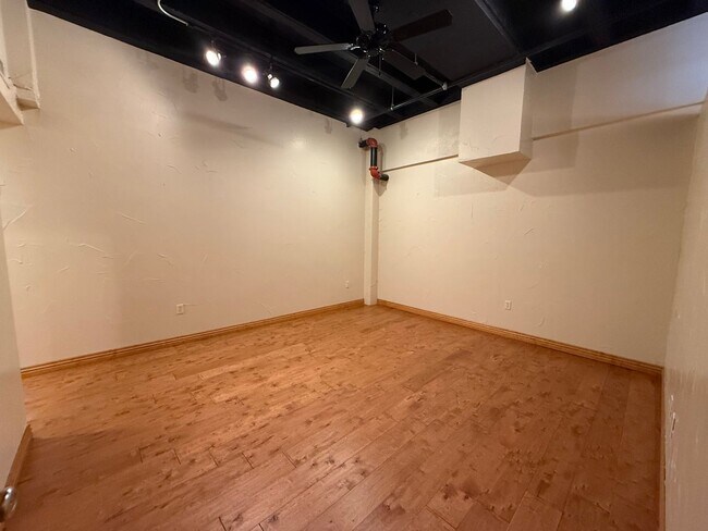 Building Photo - MOVE IN SPECIAL! 1 BEDROOM LOFT @ OLIVER'S...