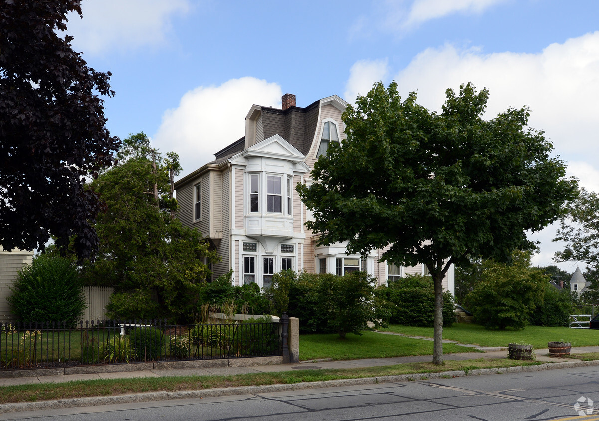 Building Photo - 706 County St