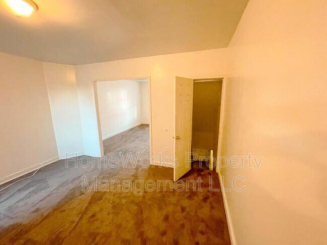 Building Photo - 3012 W Garrison Ave
