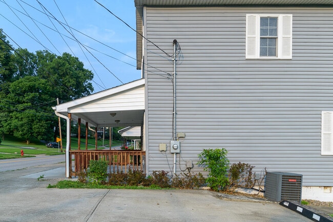 Building Photo - 338 W Main St