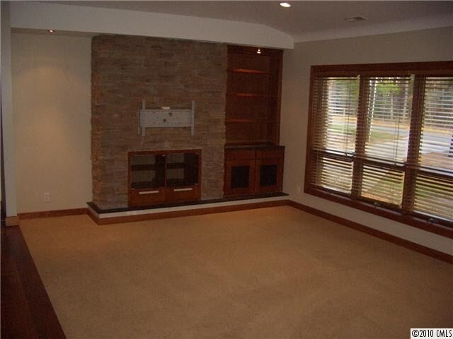 Building Photo - 16201 Twin Cove Dr