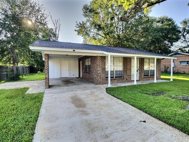 Foto del edificio - 3-Bedroom Home Near Downtown Ocean Springs!
