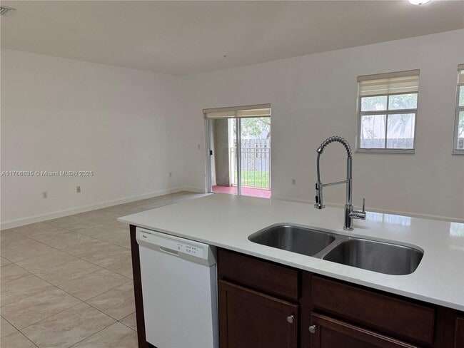 Foto del edificio - 290 NW 109th Ave