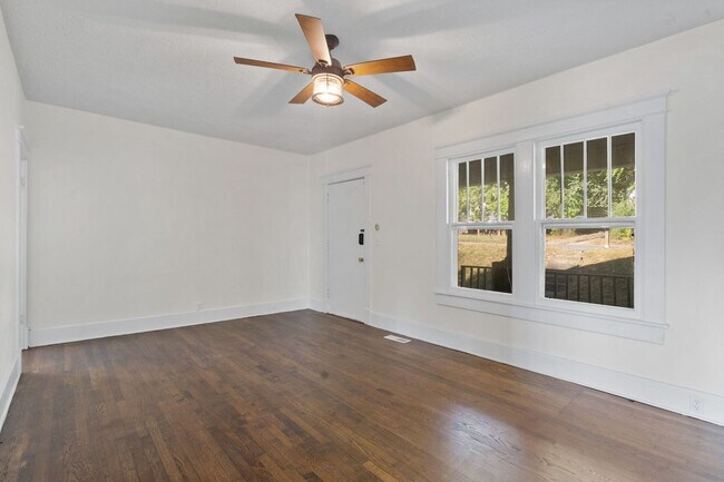 Building Photo - 3 Bedroom Renovated Craftsmen for Rent!
