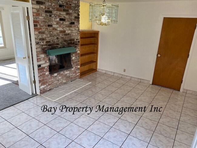 Building Photo - Back on the market! Charming 3 bedroom hom...