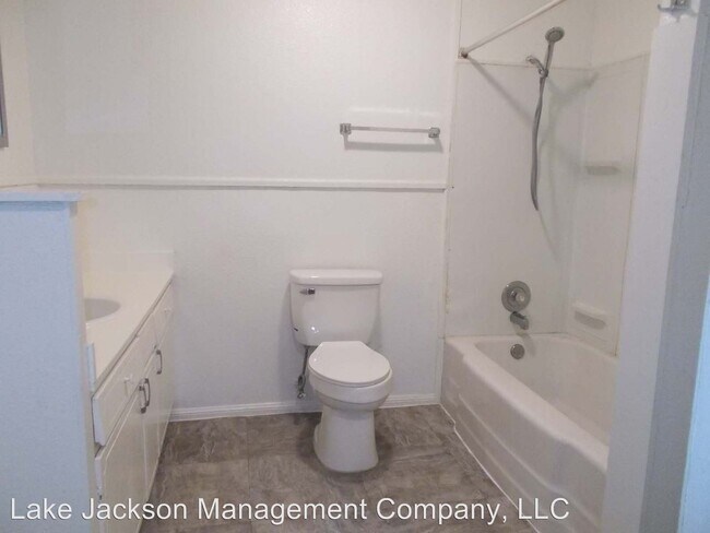 Building Photo - 228-230 W Plantation Dr