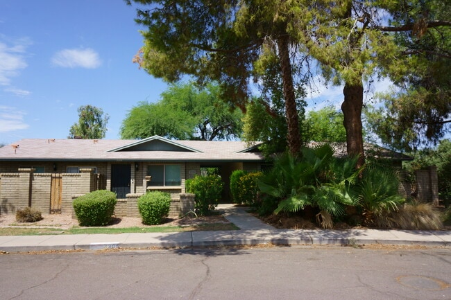 Building Photo - 3304 S Parkside Dr