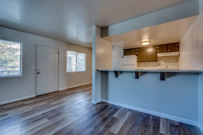 Building Photo - Spacious Remodeled 2 Bedroom Apartment