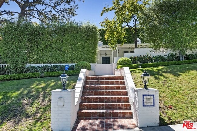 Building Photo - 111 S Glenroy Ave