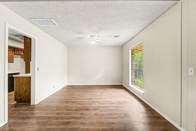 Building Photo - Check out this 4 bedroom 3 bath brick home in Tulsa