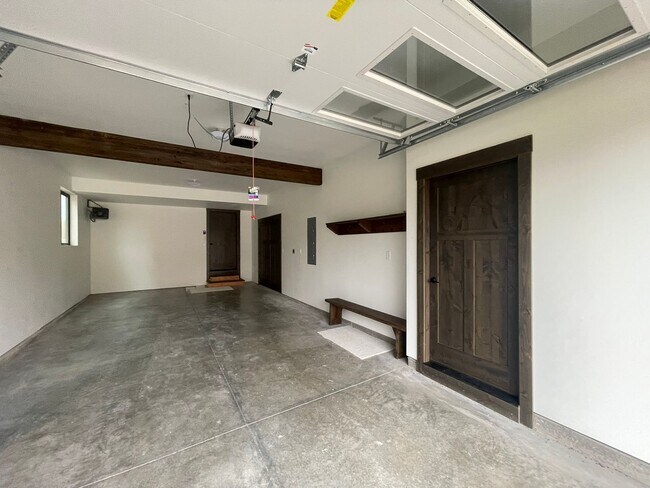 Foto del edificio - Brand New Three Story Whitefish Townhouse