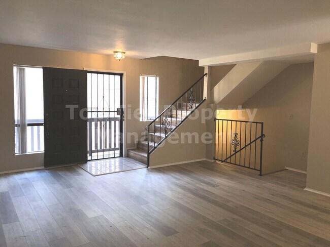 Foto del edificio - ***2 Bed / 1.5 Bath Townhome with Attached Garage - Available 03/10***