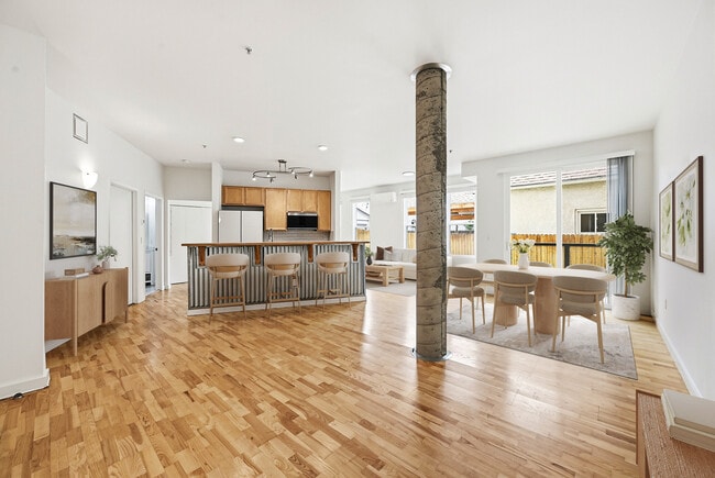 Building Photo - 2422 Tremont Pl