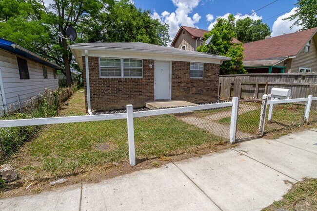 Building Photo - Beautiful, Renovated All Brick 3 Bed 1 Bat...