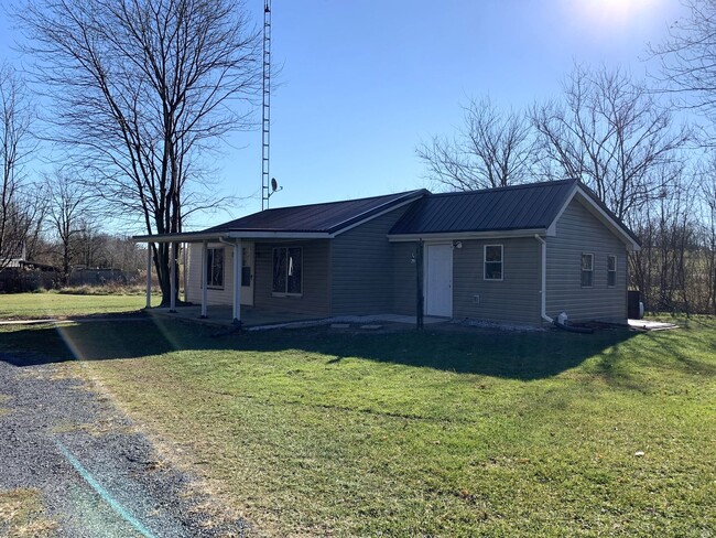 Building Photo - Single family home with 3 beds/1 bath