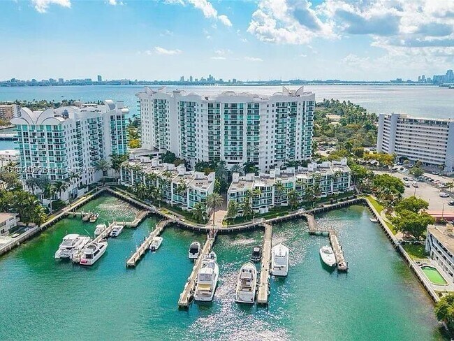 Foto del edificio - 7910 Harbor Island Dr