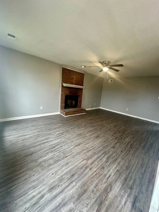 Photo - 2142 Longlane Dr House