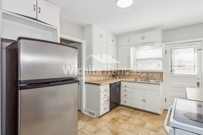 Building Photo - Charming 3 bedroom, 1.5 bathroom home, with 1 car garage in the Heart of Riverside